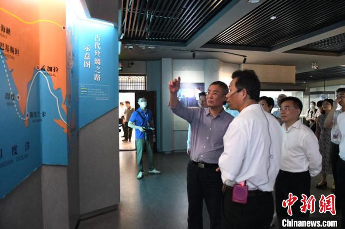 圖為蔡達(dá)峰一行在合浦漢代文化博物館考察?！×趾?攝