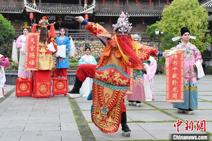 “00后”戲曲演員在楓香瑤寨表演溆浦辰河目連戲?！钊A峰 攝