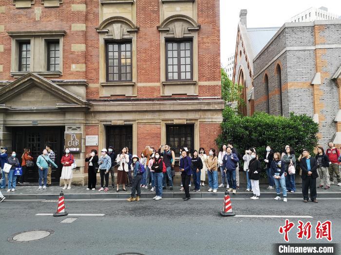 新階層人士走讀“外灘源”?！》队畋?攝