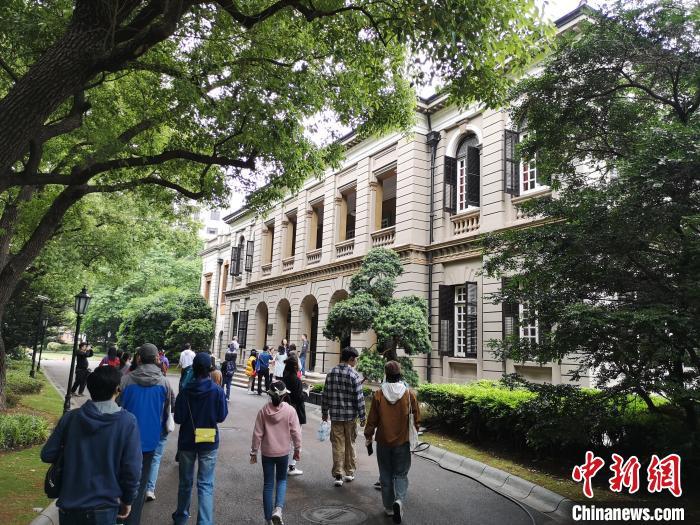 新階層人士參觀英國駐滬領(lǐng)事館。　范宇斌 攝