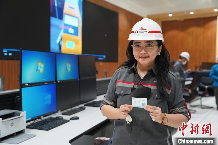 5月8日，客票系統(tǒng)負(fù)責(zé)人展示樣票。趙玅圓 攝