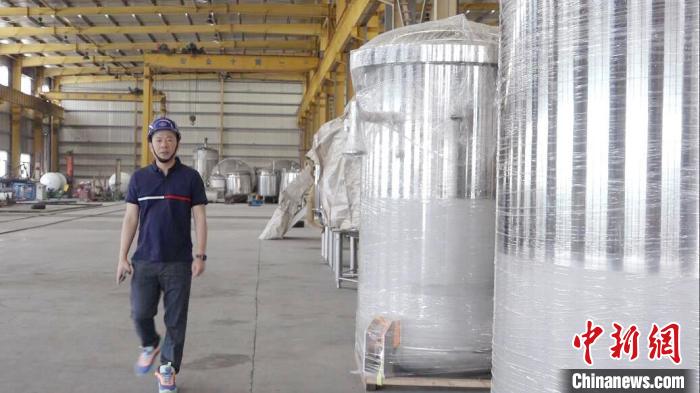 汪光典在不銹鋼罐體生產(chǎn)車(chē)間?！垈髅?攝