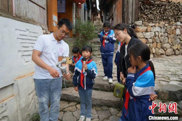 杜曉帆與該中心教師團(tuán)隊(duì)積極探索文化遺產(chǎn)方法論，深耕鄉(xiāng)村遺產(chǎn)領(lǐng)域?！?fù)旦大學(xué)國(guó)土與文化資源研究中心供圖