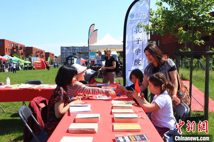 孩子們在工作坊學習剪紙。　魯汶孔子學院供圖