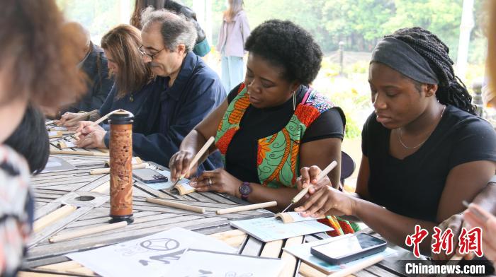 外交官們體驗(yàn)嘉定竹刻。　華東師范大學(xué)供圖