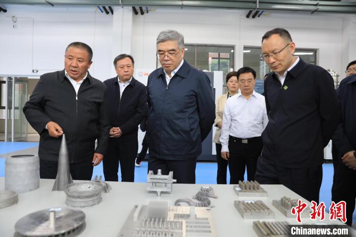 民進(jìn)中央常務(wù)副主席朱永新率調(diào)研組赴四川開展重點(diǎn)考察調(diào)研。圖為在四川工程職業(yè)技術(shù)學(xué)院考察調(diào)研?！∶襁M(jìn)中央供圖