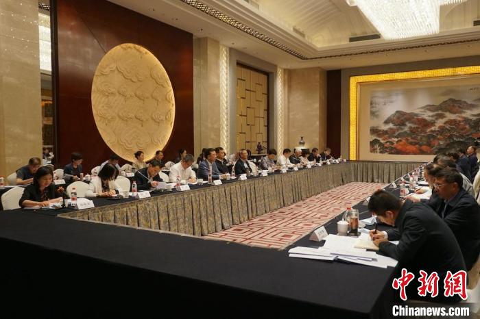 民進(jìn)中央主席蔡達(dá)峰近日率調(diào)研組赴江蘇開展重點(diǎn)考察調(diào)研。圖為在調(diào)研座談會現(xiàn)場?！∶襁M(jìn)中央供圖