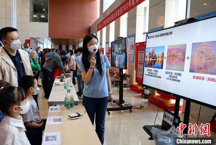 中科院自動(dòng)化所“自動(dòng)化之光”公眾科學(xué)日活動(dòng)現(xiàn)場(chǎng)?！≈锌圃鹤詣?dòng)化所 供圖