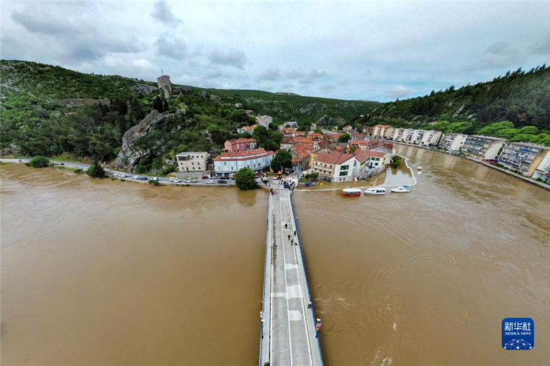 這是5月15日在克羅地亞奧布羅瓦茨拍攝的雨后水位暴漲的茲爾馬尼亞河。新華社發(fā)（Pixsell圖片社/西梅·澤利克攝）