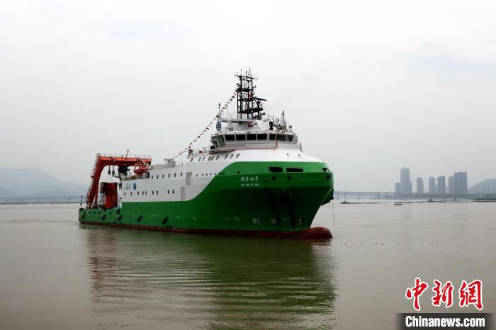 圖為“探索二號”科考船?！堑ぜt 攝
