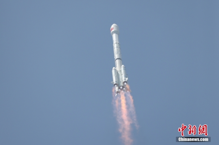 5月17日10時49分，我國在西昌衛(wèi)星發(fā)射中心用長征三號乙運載火箭，成功發(fā)射第五十六顆北斗導(dǎo)航衛(wèi)星。該衛(wèi)星屬地球靜止軌道衛(wèi)星，是我國北斗三號工程的首顆備份衛(wèi)星。入軌并完成在軌測試后，將接入北斗衛(wèi)星導(dǎo)航系統(tǒng)。此次發(fā)射是北斗三號工程高密度組網(wǎng)之后，時隔3年的首發(fā)任務(wù)。朱磊 攝