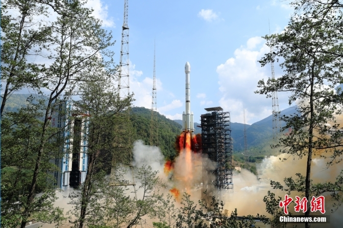 5月17日10時49分，我國在西昌衛(wèi)星發(fā)射中心用長征三號乙運載火箭，成功發(fā)射第五十六顆北斗導(dǎo)航衛(wèi)星。該衛(wèi)星屬地球靜止軌道衛(wèi)星，是我國北斗三號工程的首顆備份衛(wèi)星。入軌并完成在軌測試后，將接入北斗衛(wèi)星導(dǎo)航系統(tǒng)。此次發(fā)射是北斗三號工程高密度組網(wǎng)之后，時隔3年的首發(fā)任務(wù)。楊志遠 攝