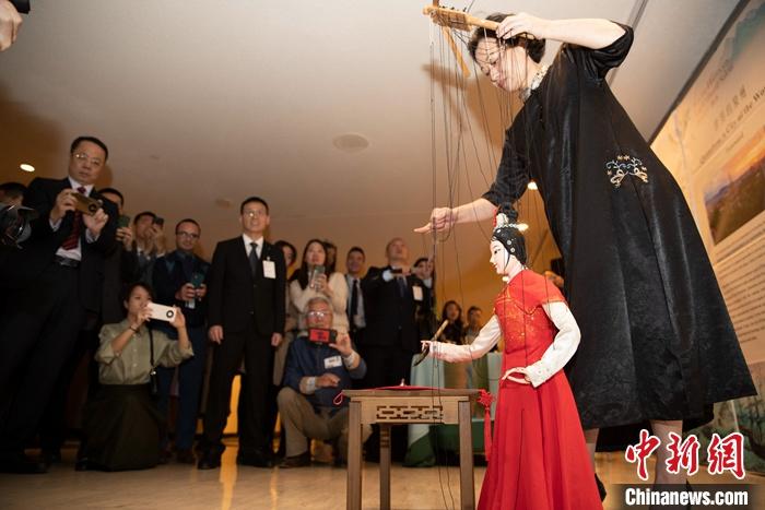 當(dāng)?shù)貢r(shí)間5月19日，中國(guó)常駐聯(lián)合國(guó)代表團(tuán)、中國(guó)文化和旅游部、泉州市人民政府在紐約聯(lián)合國(guó)總部聯(lián)合舉辦“茶和天下·雅集”主題展覽和招待會(huì)。圖為展覽表演泉州提線(xiàn)木偶寫(xiě)書(shū)法。 <a target='_blank' href='/' _fcksavedurl='/'><p  align=