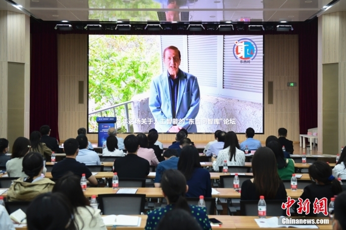 5月30日，<a target='_blank' href='/'>中新社</a>第二屆“東西問智庫(kù)”主題論壇在北京舉行，多位中外專家圍繞“AI革命與文明進(jìn)化”展開討論。圖為美國(guó)加州理工學(xué)院電氣工程和計(jì)算機(jī)科學(xué)教授、人工智能專家亞瑟·阿布-穆斯塔法通過視頻在論壇上作主旨演講。<a target='_blank' href='/'>中新社</a>記者 田雨昊 攝