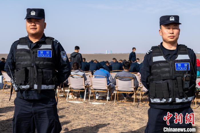 圖為承擔(dān)神舟十六號載人飛船安保任務(wù)的移民管理警察?！∨ｖ?攝