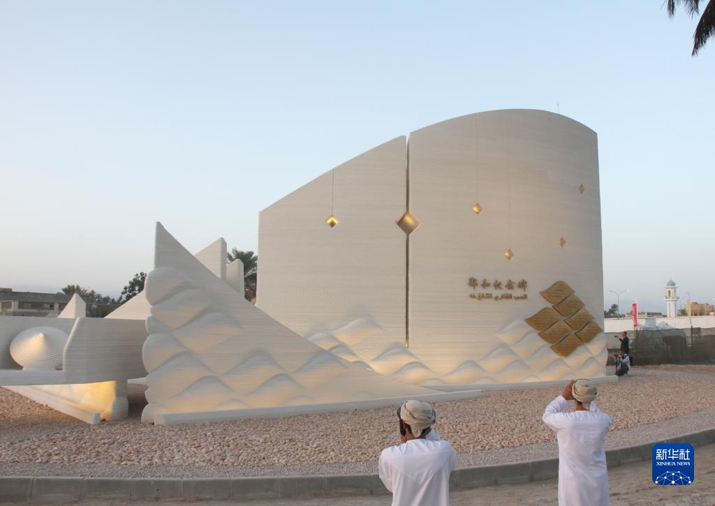 這是5月30日在阿曼第二大城市塞拉萊拍攝的鄭和碑。新華社記者 汪強(qiáng) 攝