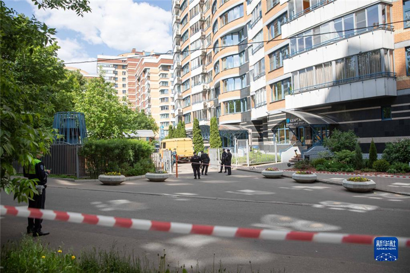 5月30日，警察在俄羅斯首都莫斯科的樓房遭襲現(xiàn)場(chǎng)警戒。新華社記者白雪騏攝