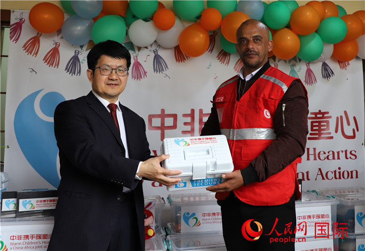 李健大使向孤兒院負責人移交捐贈物資。人民網(wǎng)記者 王傳寶攝
