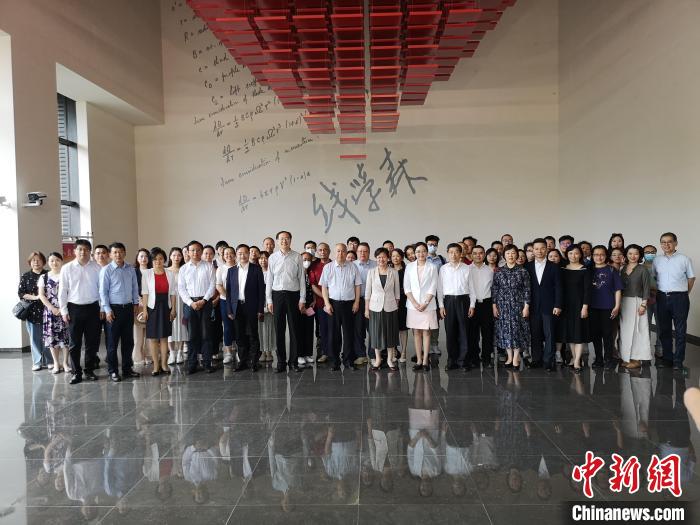 上海僑界人士參觀上海交通大學錢學森圖書館?！》队畋?攝