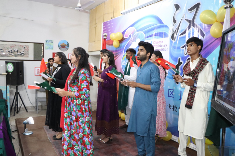 “漢語橋”世界大學(xué)生中文比賽卡拉奇賽區(qū)決賽現(xiàn)場(chǎng)，參賽選手共同演唱中文歌曲。卡拉奇大學(xué)孔子學(xué)院供圖