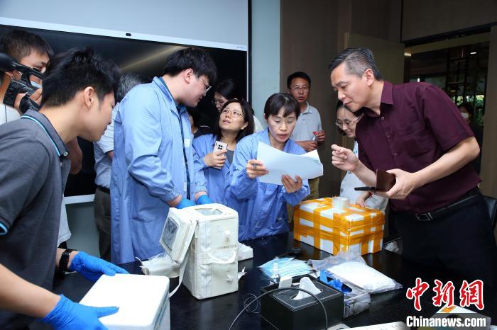 科研人員清點、查看隨神舟十五號返回地面的空間科學實驗樣品?！≈锌圃嚎臻g應用中心 供圖