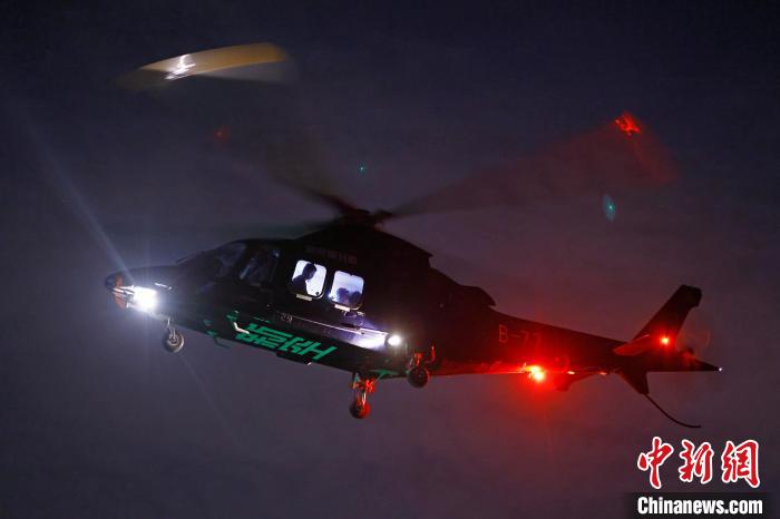 6月3日晚，游客乘坐上海新空直升機有限公司直升機開啟鳥瞰黃浦江空中圓夢之旅?！∫罅⑶?攝