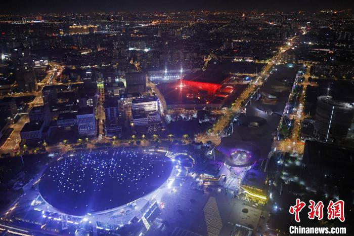 6月3日晚，鳥瞰上海黃浦江兩岸城市夜景?！∫罅⑶?攝