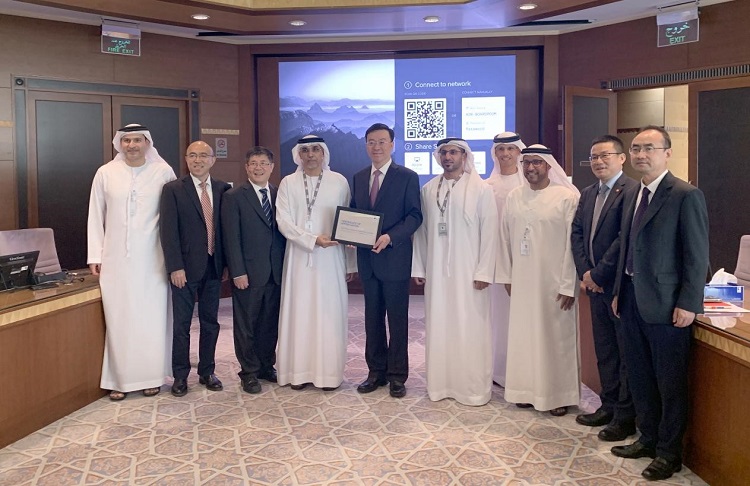 圖為阿布扎比陸上石油公司代表向中企頒發(fā)6600萬安全工時證書。中國石油工程建設有限公司供圖