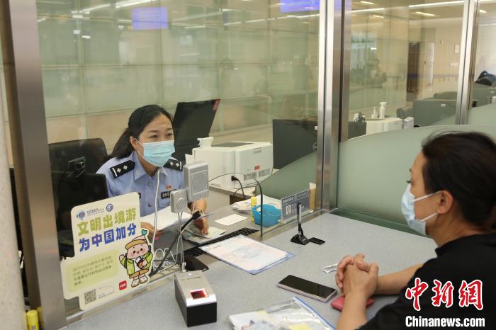 2023年1月9日至5月31日，上海市公安出入境管理部門共受理中國公民出入境證件228.5萬證次?！∩虾Ｊ泄簿止﹫D