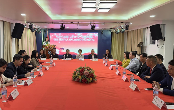 當?shù)貢r間6月11日，由廈門市委常委、宣傳部部長吳子東率領的廈門市文化產(chǎn)業(yè)代表團來到巴西華人文化交流協(xié)會會館交流訪問，與里約熱內(nèi)盧僑界舉行座談。謝照攝