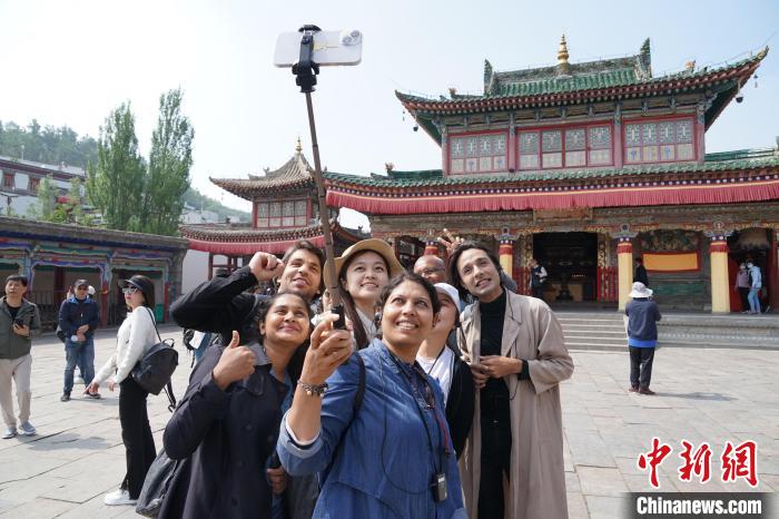 圖為外國記者在塔爾寺合影?！●R銘言 攝