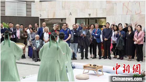 嘉賓觀看茶舞表演?！⌒抨柺形麄鞑抗﹫D