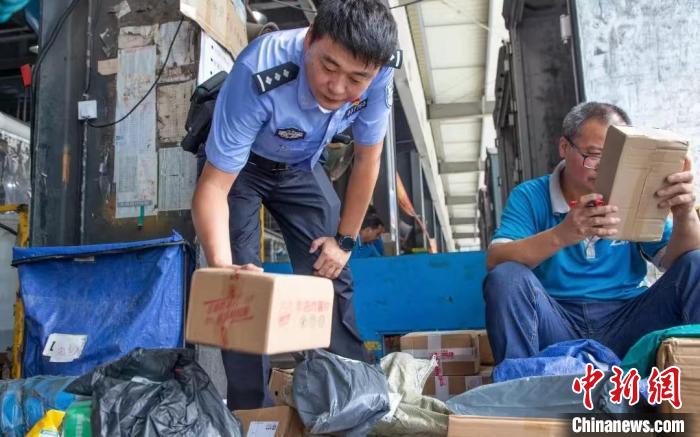 肥東縣公安局針對劇毒化學(xué)品和易制爆危險化學(xué)品生產(chǎn)企業(yè)開展安全檢查工作?！『戏示焦﹫D