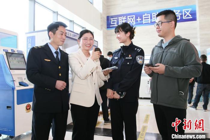 4月10日，安徽合肥，一家運(yùn)輸企業(yè)負(fù)責(zé)人在工作人員的指導(dǎo)下，使用小程序辦理車管業(yè)務(wù)?！『戏示焦﹫D