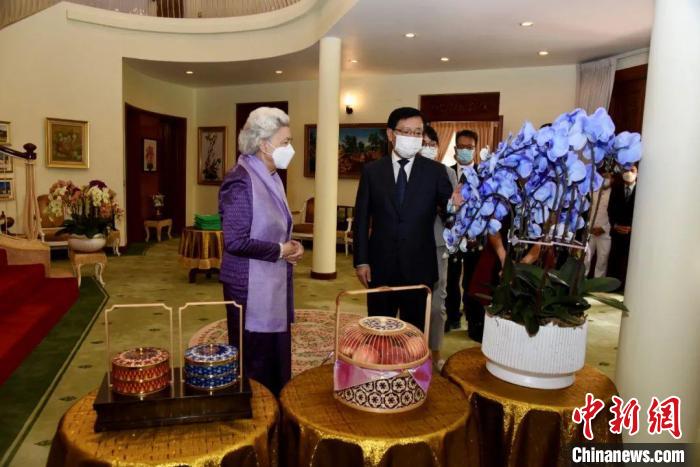 王文天大使介紹中國(guó)傳統(tǒng)工藝品及云南的蘭花和鮮果?！≈袊?guó)駐柬埔寨大使館微信公眾號(hào) 攝