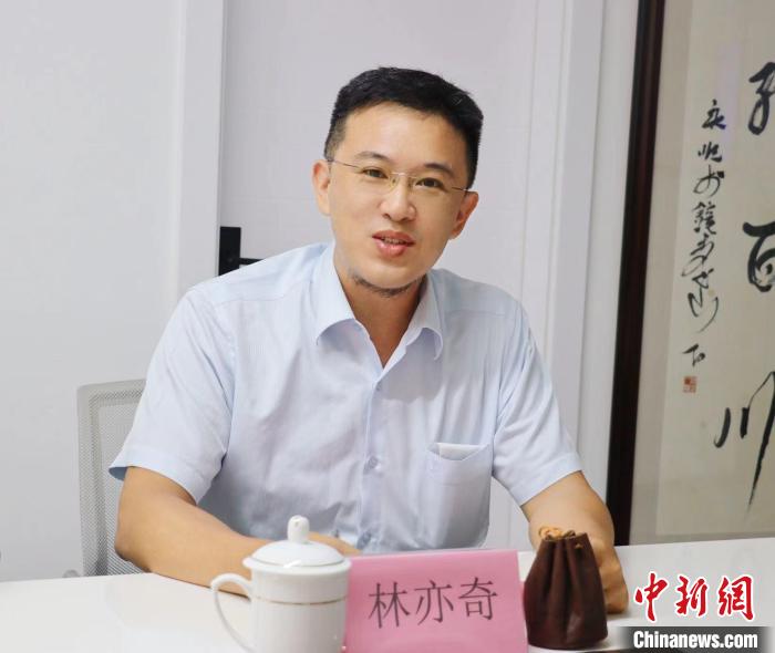 臺(tái)灣創(chuàng)新聯(lián)合建筑協(xié)會(huì)理事長(zhǎng)林亦奇講述設(shè)立驛站愿景?！窃式?攝