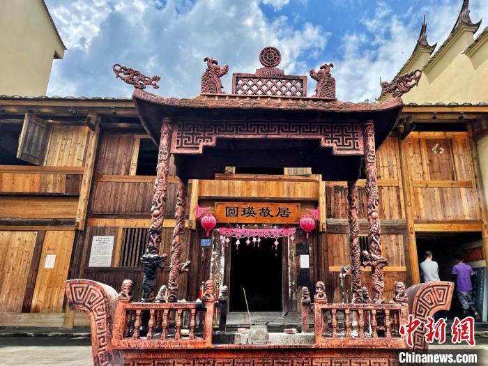 臺(tái)灣上趣開新團(tuán)隊(duì)入駐古田縣平湖鎮(zhèn)端上村，以“圓瑛法師故里”為主題打造愛國(guó)禪意村?！吻汕?攝