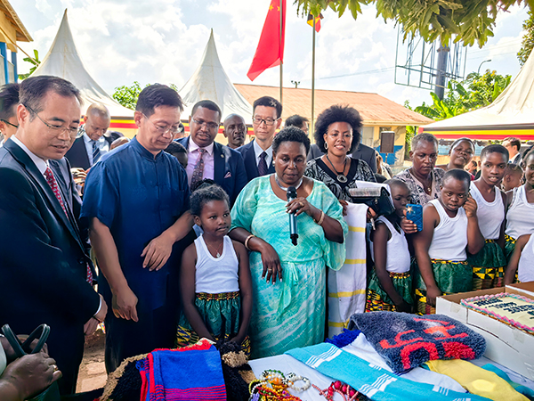中國駐烏干達大使張利忠(右二)出席活動。 田雨攝