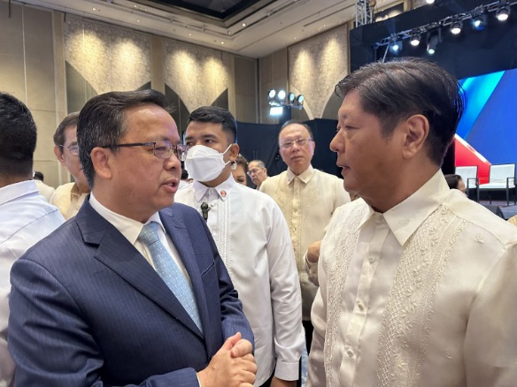 黃溪連大使與菲律賓總統(tǒng)馬科斯在會(huì)場上交談。中國駐菲律賓大使館供圖