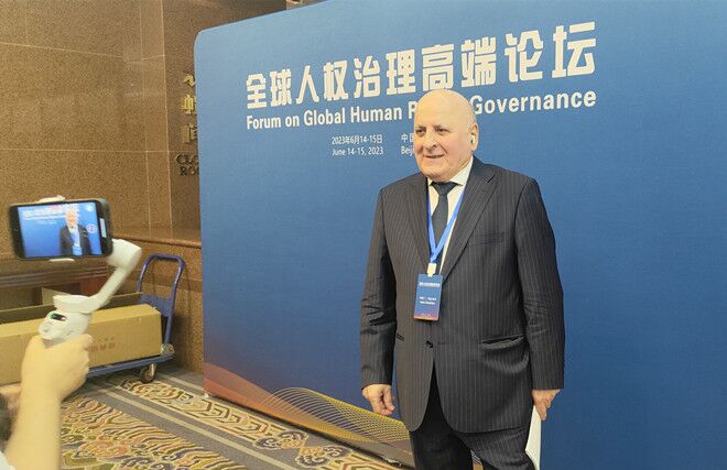 聯(lián)合國經(jīng)濟、社會及文化權(quán)利委員會副主席兼報告員、莫斯科國際關(guān)系學院國際法系主任阿斯蘭·阿巴希澤接受人民網(wǎng)記者采訪。圖片來源：視頻截圖