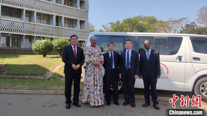 捐贈(zèng)儀式現(xiàn)場(chǎng)。　受訪者供圖