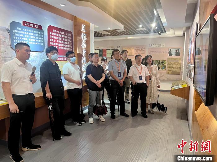 與會人員在后陳村走訪?！《做?攝