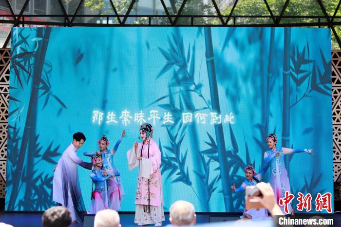 開幕式上舞臺展演之一《水舞昆韻》。