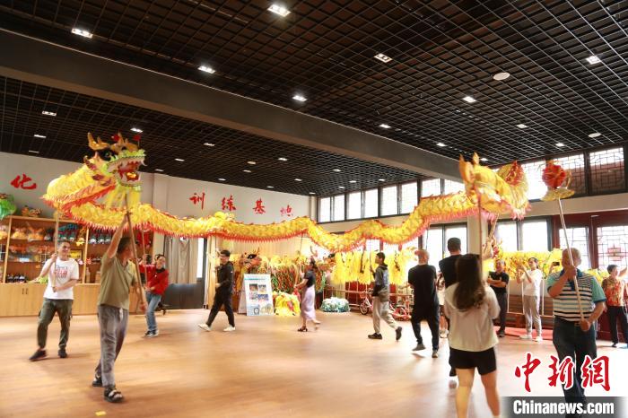 臺(tái)胞臺(tái)屬體驗(yàn)舞龍?！≈芪的裙﹫D