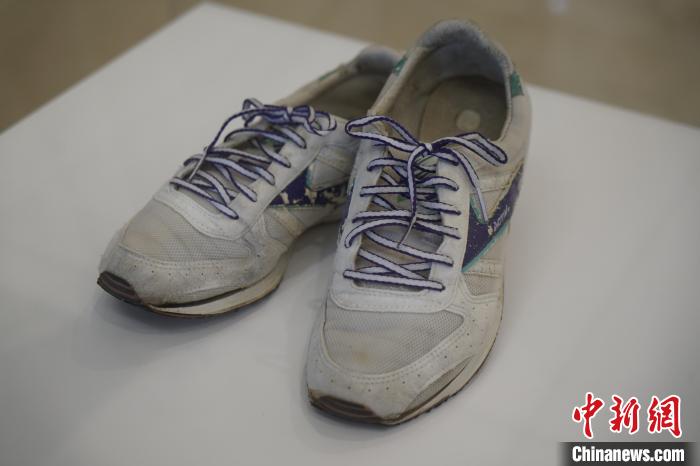 圖為展出的韓國前總統(tǒng)金泳三曾使用的慢跑鞋?！⑿?攝