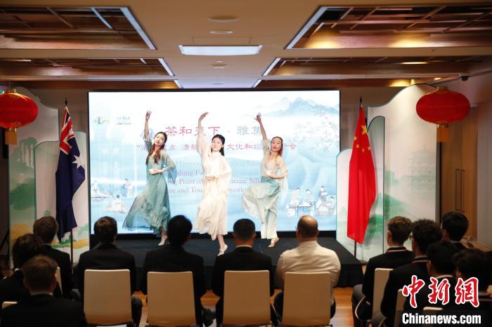 澳大利亞悉尼中學生參加“茶和天下”雅集文化體驗活動。圖為悉尼夕月組合的茶舞表演《福茶香飄》。　顧時宏 攝