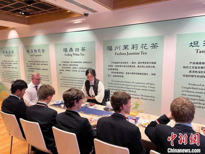 澳大利亞悉尼中學生參加“茶和天下”雅集文化體驗活動。　顧時宏 攝
