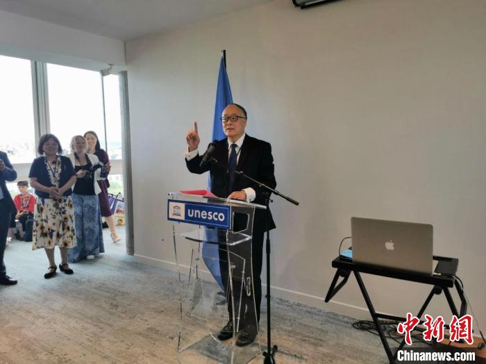 中國(guó)常駐聯(lián)合國(guó)教科文組織代表?xiàng)钸M(jìn)致辭。　靖樹 攝