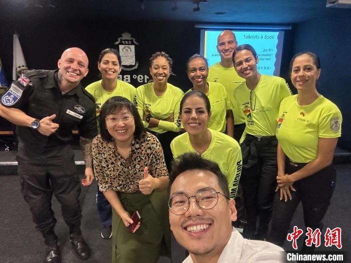 里約旅游警察上中文課?！±锛s熱內(nèi)盧天主教大學(xué)孔子學(xué)院供圖