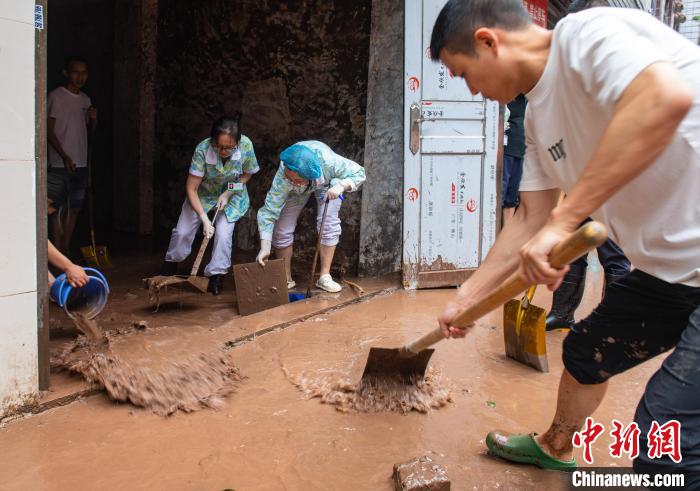 7月4日，萬州區(qū)五橋街道，洪水退去后，居民開展清淤工作?！∪矫宪?攝